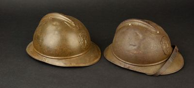 deux casques posés l'un à côté de l'autre sur une surface noire