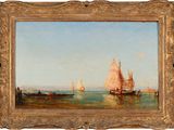 une peinture à l'huile représentant des bateaux sur un plan d'eau, avec le ciel en arrière-plan