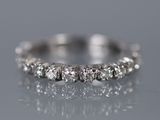 une alliance en or blanc sertie de cinq diamants ronds
