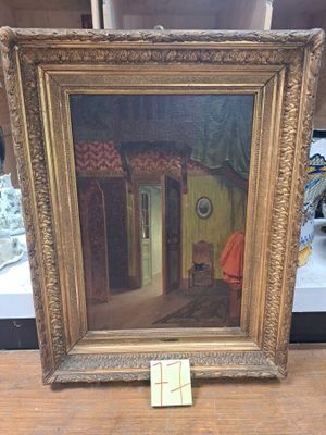 une vieille photo d'un tableau posé sur une table dans une pièce