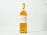 une bouteille de vin posée sur une table