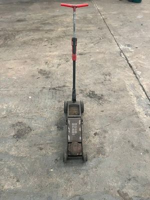 un scooter posé par terre devant un immeuble