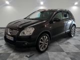 une photo d'un Nissan RAV noir garé dans un garage