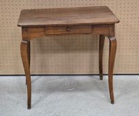 Petite table de salon à un tiroir, pieds cambrés