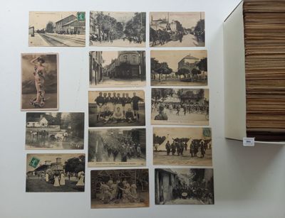 de nombreuses vieilles photos de personnes et d'animaux accrochées au mur
