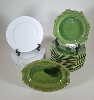 plusieurs assiettes empilées sur une table