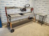 une machine posée sur une table dans une pièce