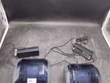 deux téléphones portables posés sur une table