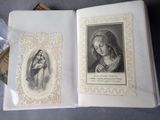 un livre ouvert sur lequel figure l'image d'une femme tenant un enfant dans ses bras