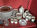 beaucoup de vaisselle et de tasses sur la table