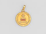 une médaille d'or ornée d'une croix et entourée d'un ruban