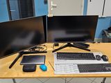 un bureau sur lequel sont posés deux écrans d'ordinateur et un clavier