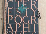 un livre posé par terre, avec un stylo et des lunettes dessus