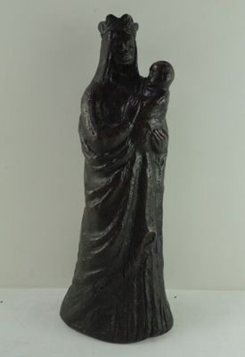 statue d'une femme tenant un enfant dans ses bras