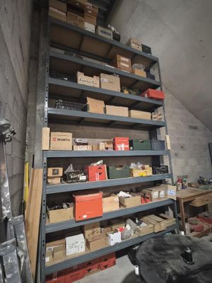 beaucoup de boîtes et de cartons sur les étagères de la pièce