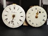 deux horloges placées l'une à côté de l'autre sur une table