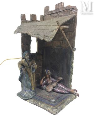 une figurine représentant un homme et une femme assis dans une crèche