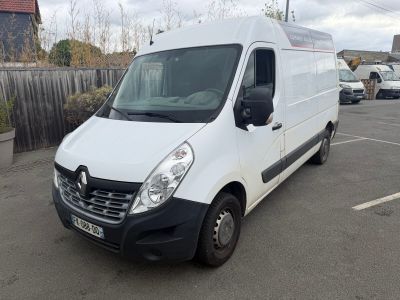 une camionnette blanche garée sur un parking près d'une clôture