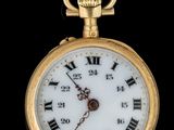 une montre de poche en or avec des chiffres romains sur le cadran