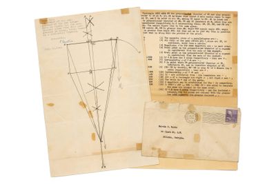un vieux livre sur lequel est dessiné un voilier