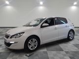 la photo d'une voiture blanche garée dans une salle d'exposition