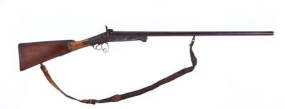 Gros plan sur un fusil muni d'une sangle, sur fond blanc