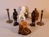 de nombreuses figurines posées sur une table