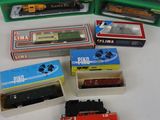 de nombreux types de petits trains dans la boîte