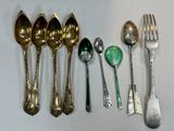 beaucoup de cuillères en argent et de cuillères sur la table