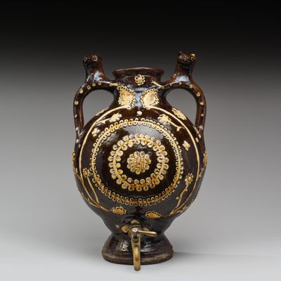 un vase marron orné d'un décor doré