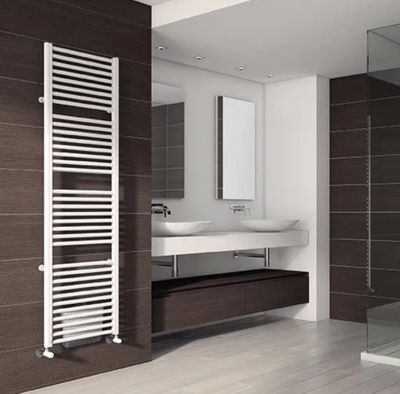 une salle de bains équipée d'un lavabo, d'un miroir et d'une douche