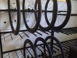 un porte-vélos sur lequel sont accrochés plusieurs vélos
