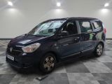 La petite camionnette bleue est garée dans une pièce au sol carrelé.