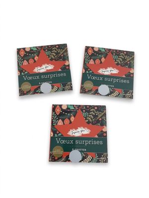 trois cartes de visite sur lesquelles est inscrit « veuxx surprises »