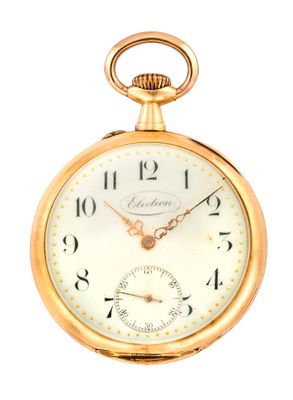 une image d'une montre de poche en gros plan sur fond blanc