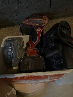 une photo d'une boîte à outils posée sur des toilettes