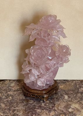 un vase en cristal rose posé sur une table en marbre