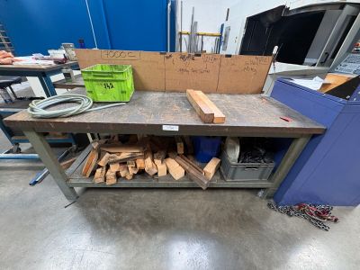 un établi sur lequel se trouve beaucoup de bois