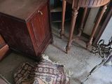 plusieurs meubles et une table dans une pièce