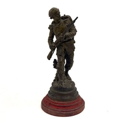 une statue en bronze représentant un soldat tenant un fusil