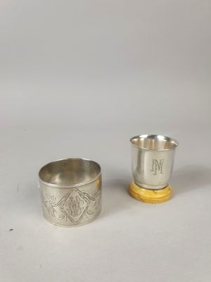 deux coupes en argent et une coupe en or posées sur un fond blanc