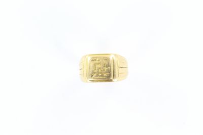 gros plan d'une bague en or sur fond blanc