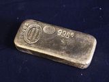un lingot d'or posé sur un tissu bleu