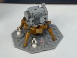 une machine de guerre Lego posée sur une table, à côté d'une figurine Lego Star Wars