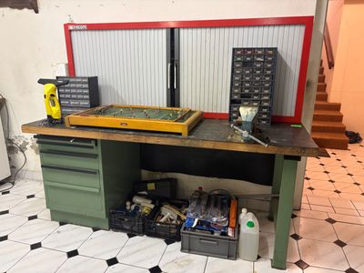 un établi avec de nombreux outils
