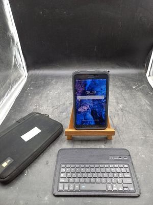 un téléphone portable et un ordinateur portable posés sur une table