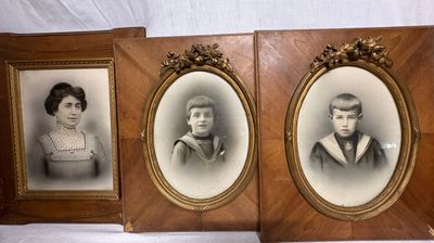 trois photos encadrées représentant un jeune garçon et une jeune fille en tenue de cérémonie