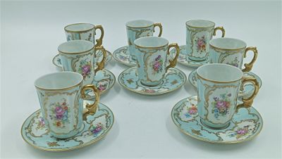 six tasses et soucoupes posées sur une table blanche