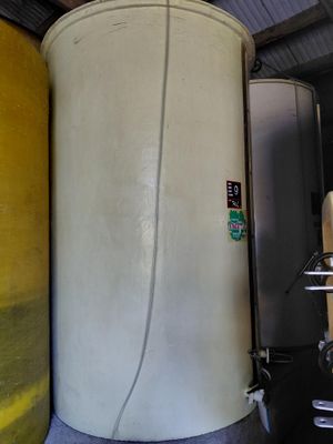 un chauffe-eau dans un coin de la pièce