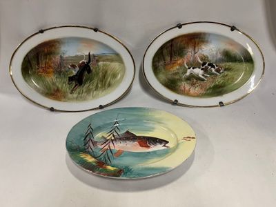 trois assiettes sur lesquelles figurent un chien et un poisson